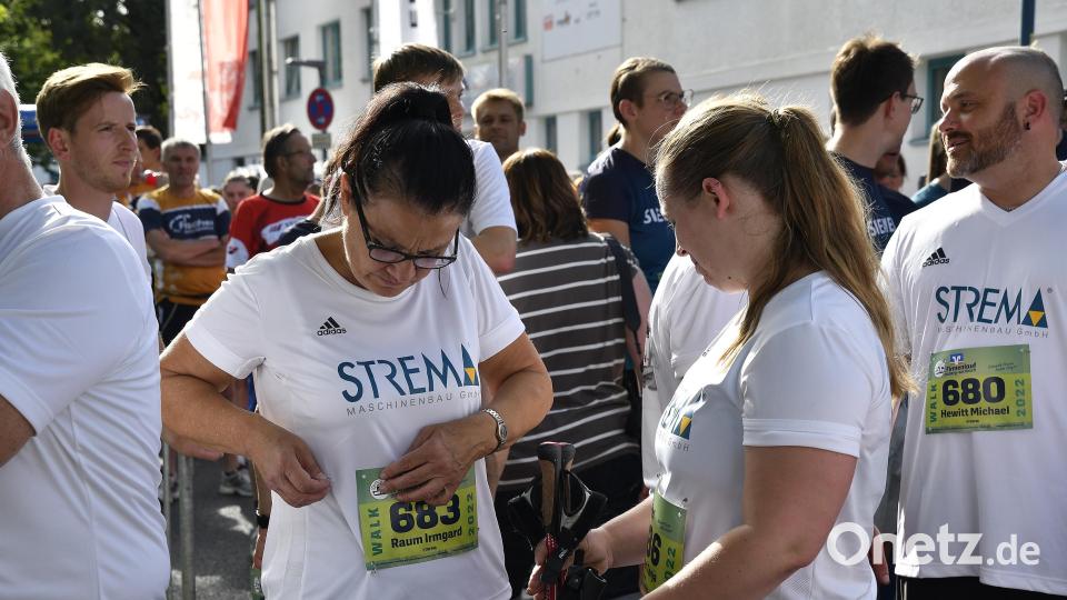 Wenn die Startnummer richtig sitzt, kann nicht mehr viel schiefgehen. Bild: Petra Hartl