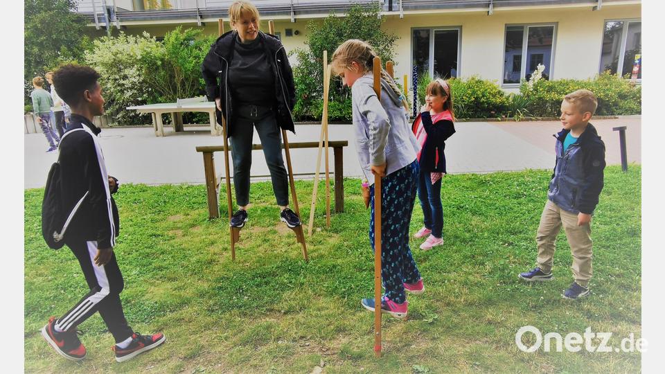 Nicht leicht und gewöhnungsbedürftige ist das Laufen auf Stelzen. Bild: gz