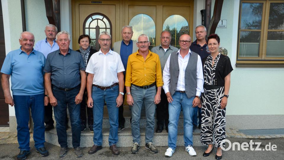 Tanja und Wolfgang Biersack (vorne, von rechts) sind stolz auf ihre Mitarbeiter und können zugleich auf die Unterstützung der Familie zählen. Ihr besonderer Dank gilt beim Firmenjubiläum (von links) Richard Sebald, Gerhard Biersack, Josef Hauer, Seniorchefin Gusti Biersack, Alfons Schraml, Seniorchef Alfred Biersack, Alois Adelhardt, Günter König und Roland Biersack. Bild: wmi