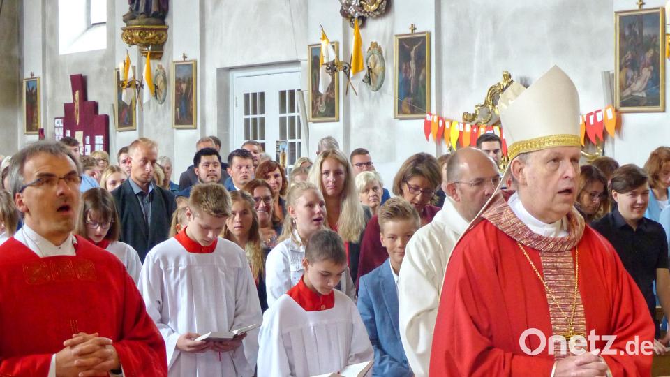 Weihbischof Reinhard Pappenberger (rechts) und Pfarrer Martin Besold beim Einzug in die Pfarrkirche.. Bild: njn