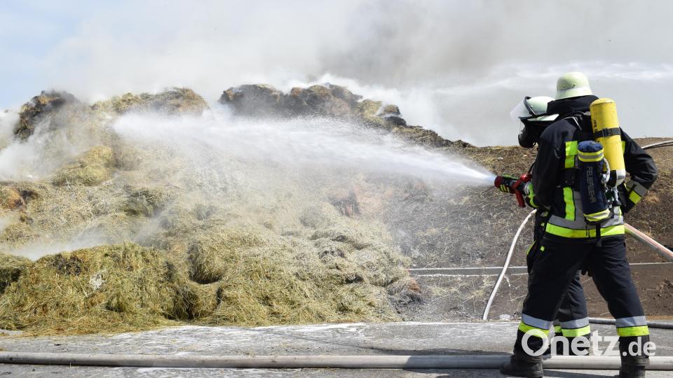 Selbstentzündung war der Grund für den Schwelbrand, zu dem die Feuerwehren am Donnerstagmittag nach Plößberg ausrückten. Ein Funke nistete sich in dem Stroh ein und fing durch den Fahrtwind wohl Feuer. Bild: szl