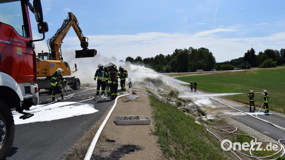 Selbstentzündung war der Grund für den Schwelbrand, zu dem die Feuerwehren am Donnerstagmittag nach Plößberg ausrückten. Ein Funke nistete sich in dem Stroh ein und fing durch den Fahrtwind wohl Feuer. Bild: szl