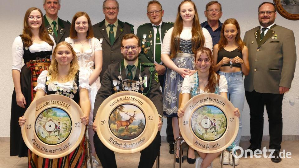 Die neuen Würdenträger des Gaues Armesberg mit ihren Stellvertretern: (vorne von links) Gauschützenliesl Elena Zimmermann, Gauschützenkönig Michael Buchbinder und Gaujugendkönigin Maria Pöllath, (hinten von links) Maria Kausler und Veronika Hecht, Andreas Danowski und Dieter Weigl, Marie Miedl und Stella Matt und „Auflage-König“ Otto Busch. Es gratulierten Gausportleiter Wolfgang Raps (hinten links) und Gauschützenmeister Andreas Michl (rechts). Bild: rwo