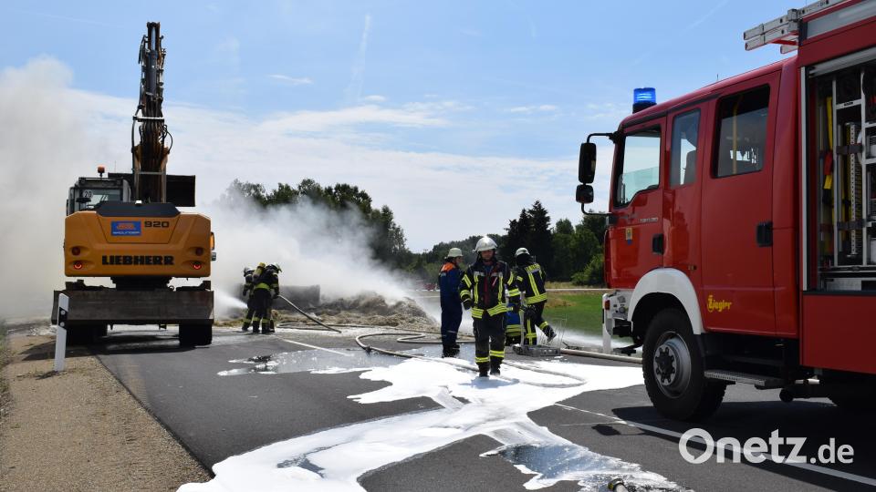 Selbstentzündung war der Grund für den Schwelbrand, zu dem die Feuerwehren am Donnerstagmittag nach Plößberg ausrückten. Ein Funke nistete sich in dem Stroh ein und fing durch den Fahrtwind wohl Feuer. Bild: szl