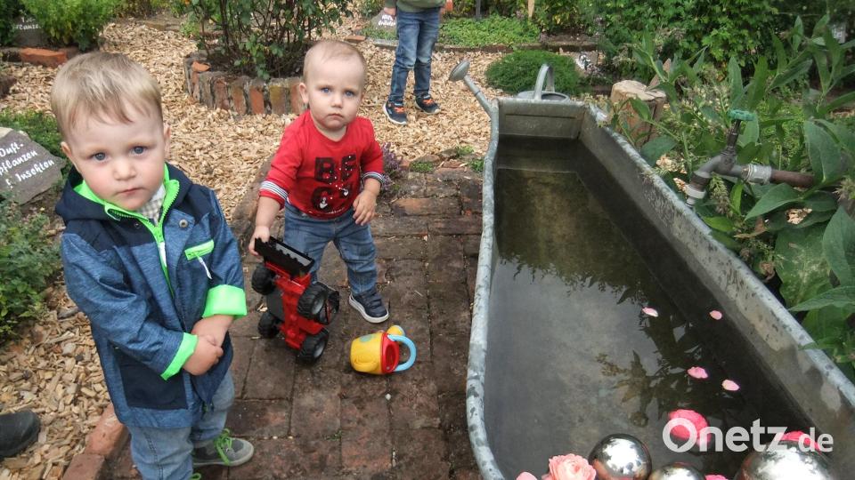 Der Nachwuchs Theo (links) und Felix (rechts) war zum Wasserpanschen gekommen, ganz nach Motto: Übung macht den Meister! Bild: Michael Götz