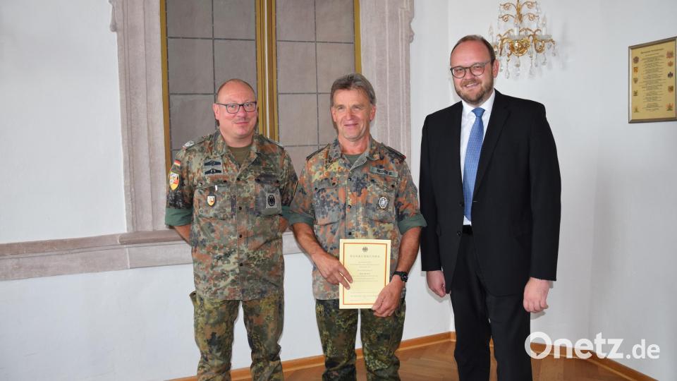 Das Kreisverbindungskommando verabschiedet Richard Reger. Bild: Claudia Prößl/exb