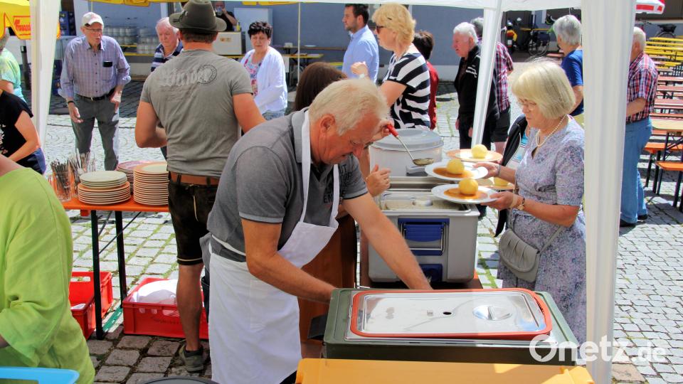 Spanferkelessen war beim Pfarrfest möglich. Bild: bjo