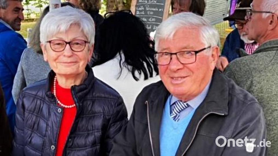 Ehrengast Franz Preis - er war mit Elfriede zur Feier gekommen - galt ein besonderer Willkommensgruß. Er hat 1965 den Chor nach langjähriger Pause wieder aus der Taufe gehoben und erfolgreich aufgebaut. Bild: Josef Daubner