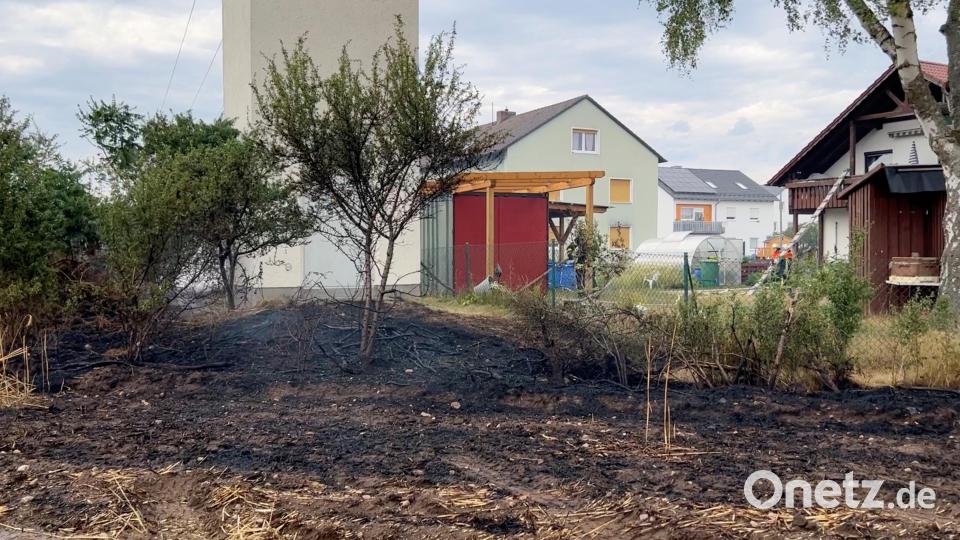 Die Flammen hatten bereits erste Grundstücke am Ortsrand von Etzenricht erreicht. Bild: Gustl Beer