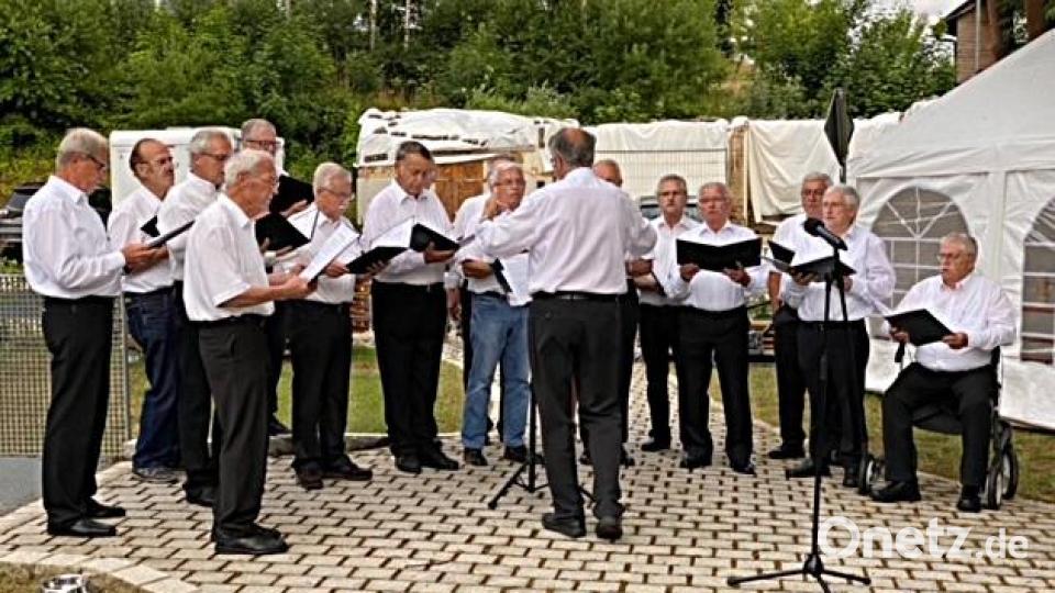 Im kleinen Rahmen feierte der MGV `Max Reger` sein 100jähriges Bestehen nach. Das musikalische Leitwort stand am Beginn der Feier: &quot;Singen ist Leben, Singen ist Freude.&quot; Bild: Josef Daubner