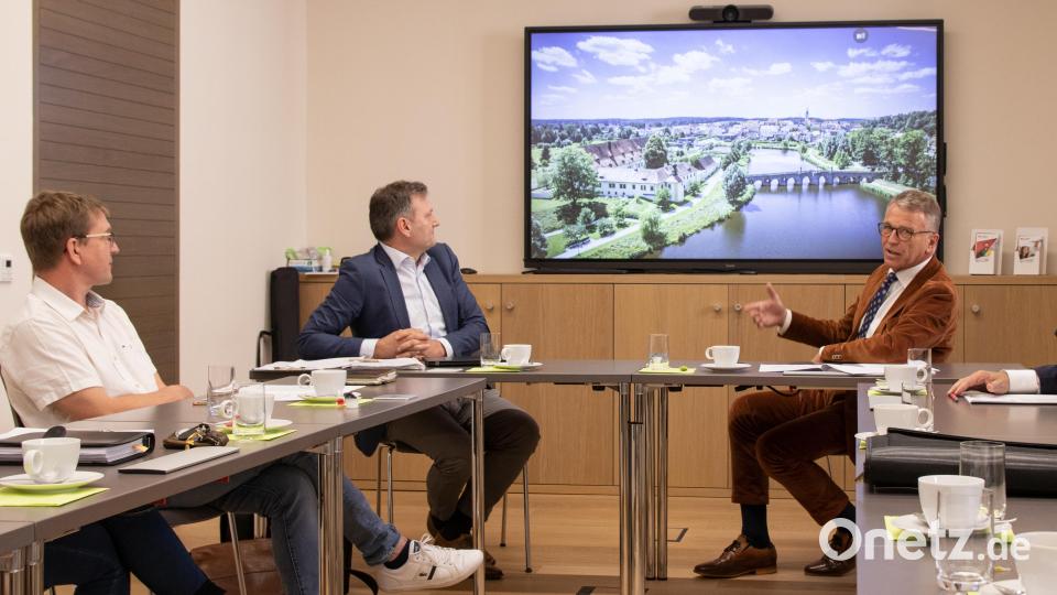 Die Stadt Tirschenreuth will das Integrierte städtebauliche Entwicklungskonzept fortschreiben. Deshalb gibt es eine Bürgerbefragung, erklären Wirtschaftsgeograph und Raumplaner Robert Leiner sowie Bürgermeister Franz Stahl. Bild: sfo