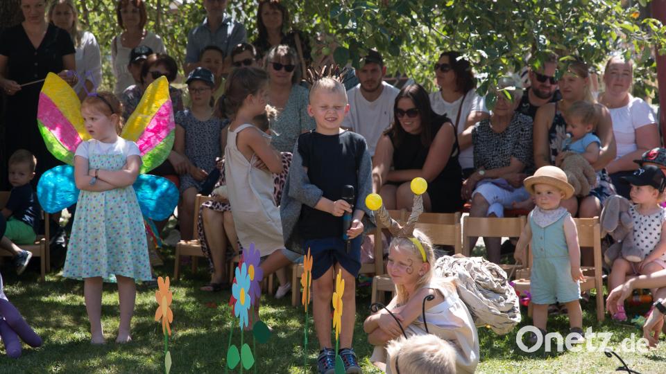 Mit der Aufführung "Ohne dich wär die Welt nur halb so schön" begeisterten die Kinder beim Sommerfest. Bild: Simone Haider/exb