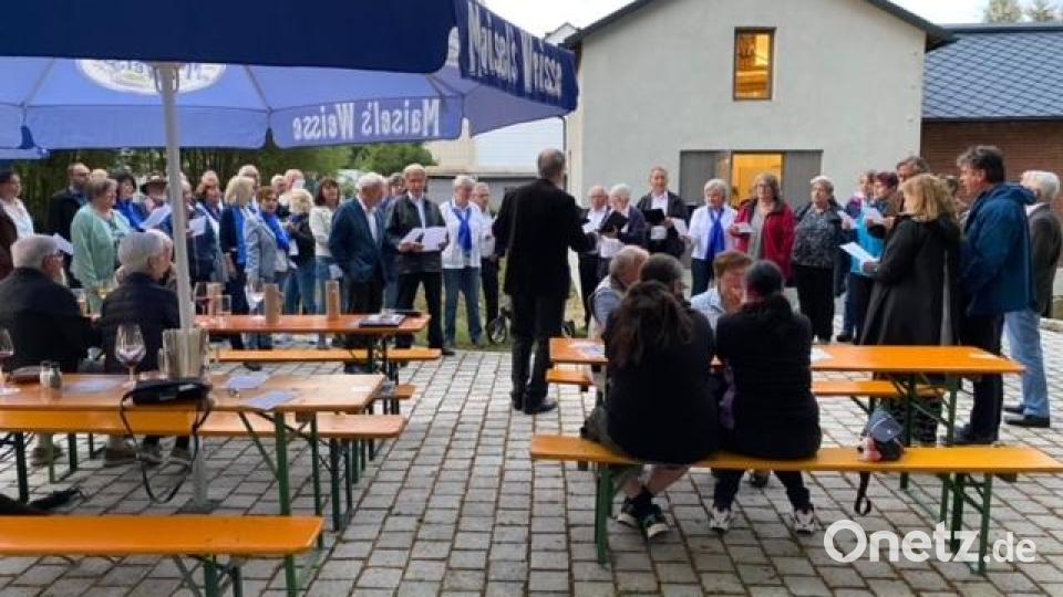 Bei einem kleinen Flashmob ließen sich auch die meisten Gäste zum Mitsingen motivieren.. Bild: Josef Daubner