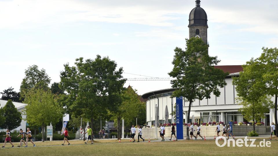 Vorbei ging es am Amberger Kongresszentrum und am Kurfürstenbad. Bild: Petra Hartl