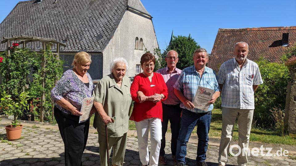 Die Vorsitzende Brigitte Scharf (Dritte von links) mit den ausgezeichneten Mitgliedern (von links) Elfriede Bauer, Anni Göbel, Anton Hauer, Ernst Gallersdörfer und Franz Bauer jun. Bild: njn