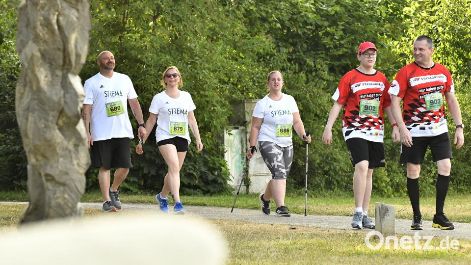 Ob in Zweierteams oder alleine: Der Firmenlauf bringt Menschen zusammen. Bild: Petra Hartl