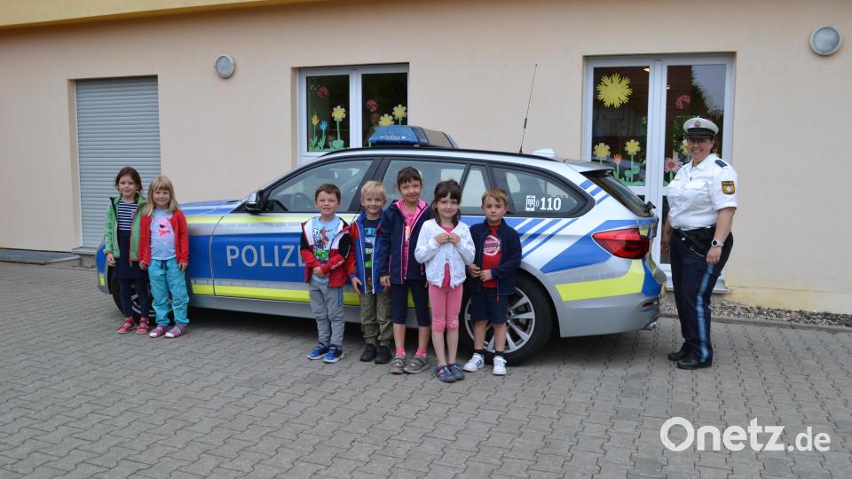 Polizeihauptmeisterin Diana Lenz von der PI Waldsassen (rechts) besuchte die Vorschulkinder im Kindergarten St. Hedwig. Bild: Annalena Lacher/exb