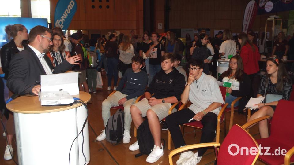 Auf der Ausbildungsmesse im ACC in Amberg kamen Schüler und Arbeitgeber zusammen. Bild: e