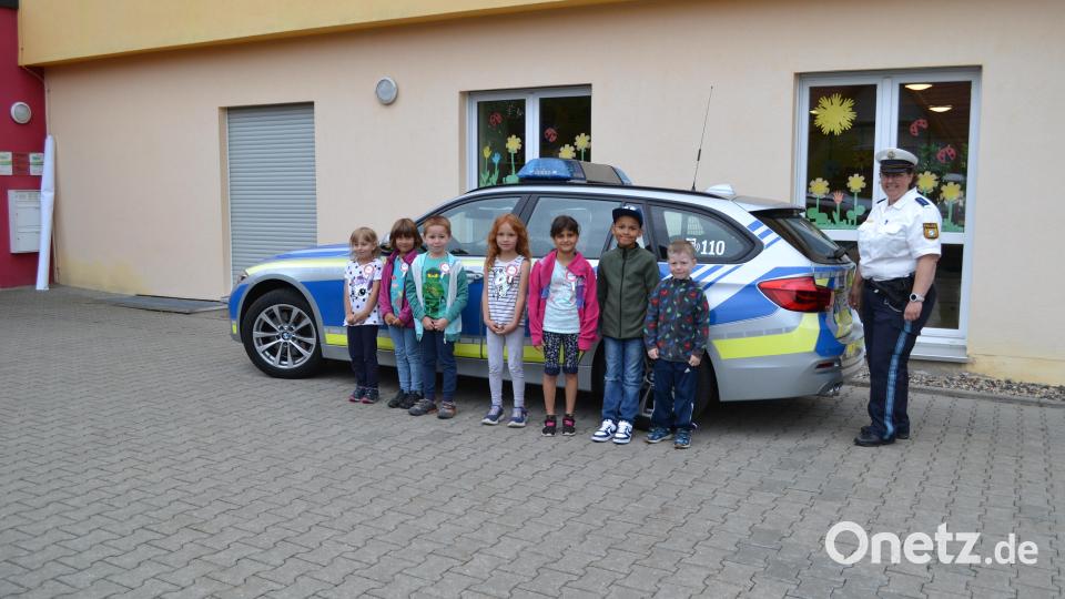 Polizeihauptmeisterin Diana Lenz von der PI Waldsassen (rechts) besuchte die Vorschulkinder im Kindergarten St. Hedwig. Bild: Annalena Lacher/exb