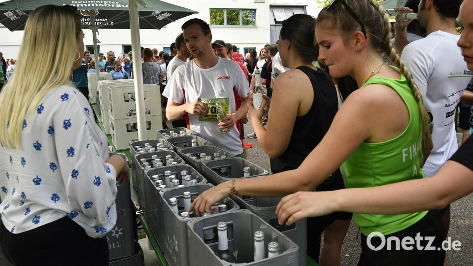 Im Ziel gab es für die Läufer kostenlos alkoholfreies Bier und Wasser. Bild: Petra Hartl