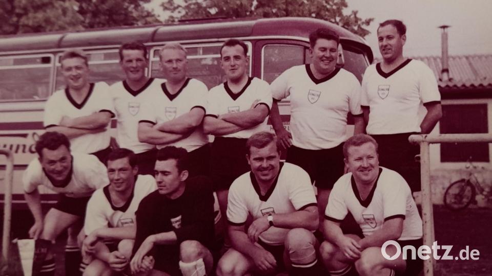 So präsentierte sich Schall&#039;ke in der Gründerzeit (kniend, von links). Edi Brandl, Dietmar Kraus, Walter Zimmermann, Peter Loohs, Sepp Fuchs; 
stehend (von links): Helmut Sommer, Hans Steger, Fritz Brunner, Bernhard Pirkl, Otto Presl, Richard Hermann. Bild: Archiv J. Delle/exb