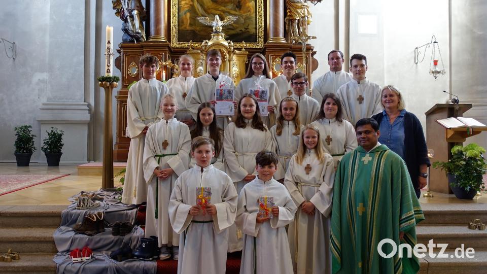Pater Martin (vorne rechts) nahm Korbinian Blei und David Monath (erste Reihe) in die Schar der Fuchsmühler Ministranten auf. Andreas Trißl und Lena Scharf (letzte Reihe, Mitte) wurden für jeweils zehnjährigen Ministrantendienst geehrt. Bild: exb/Michaela Staufer