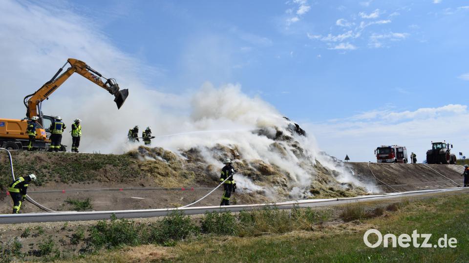 Selbstentzündung war der Grund für den Schwelbrand, zu dem die Feuerwehren am Donnerstagmittag nach Plößberg ausrückten. Ein Funke nistete sich in dem Stroh ein und fing durch den Fahrtwind wohl Feuer. Bild: szl