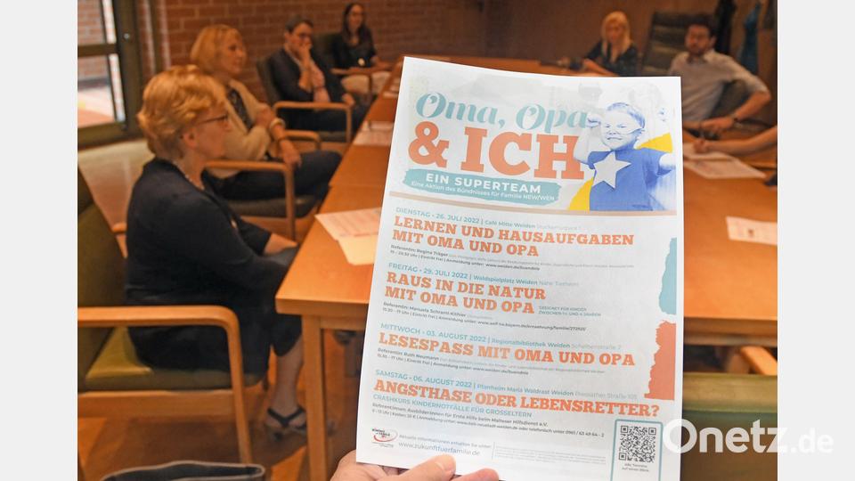 Die insgesamt vier Kurse leiten Regina Träger (Beratungsstelle für Kinder, Jugendliche und Eltern Weiden-Neustadt), Manuela Schraml-Kithier (Amt für Ernährung Tirschenreuth-Weiden), Ruth Neumann (Kinder- und Jugendbibliothek) und der Malteser Hilfsdienst. Bild: Gabi Schönberger