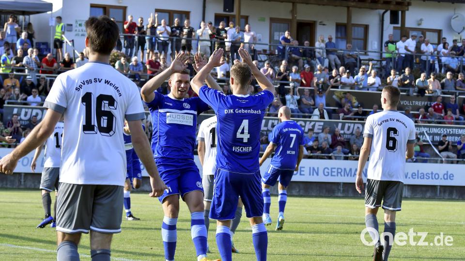 Der Gebenbacher Torschütze zum 1:0, Marco Seifert, freut sich über seinen Führungstreffer mit Jan Fischer, während die Weidener geschlagen sind. Bild: Hubert Ziegler