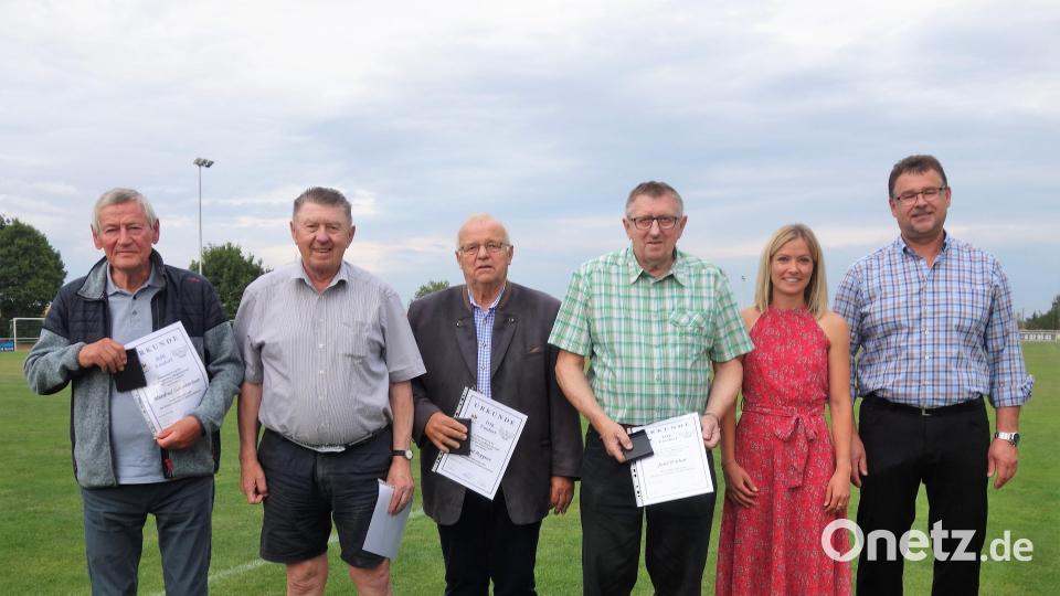 Ehrung für 60-jährige Mitgliedschaft (von links): Manfred Schwendner, Michael Rothut, Karl Roppert und Josef Rothut mit Zweitem Vorsitzendem Christian Scharl und Dritter Vorsitzender Linda Trager. Bild: tra