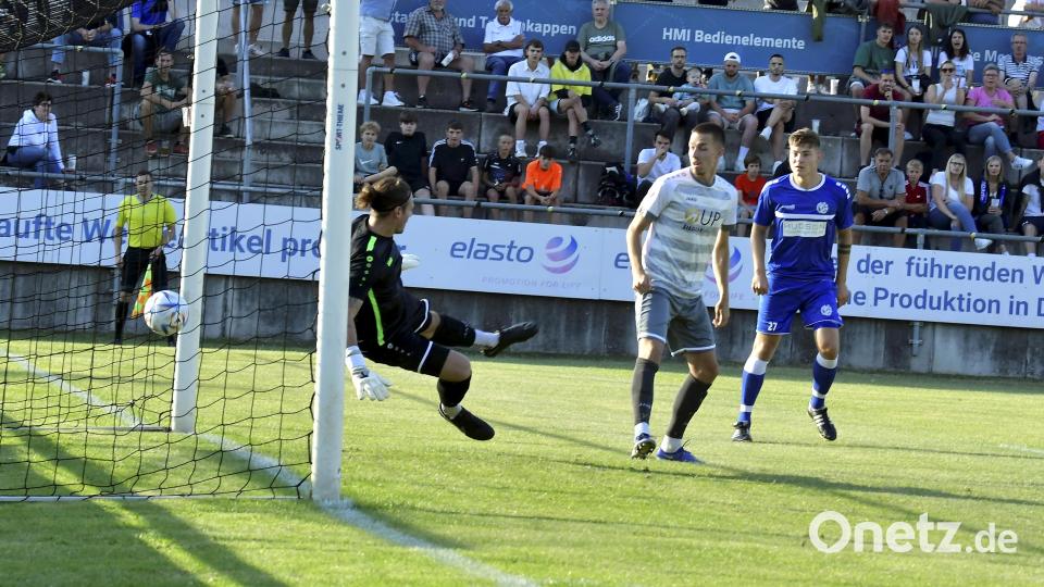 Das 1:0 für die DJK Gebenbach durch Marco Seifert (nicht im Bild) in der 5. Minute, Torhüter Fabian Scharnagl ist geschlagen. Bild: Hubert Ziegler