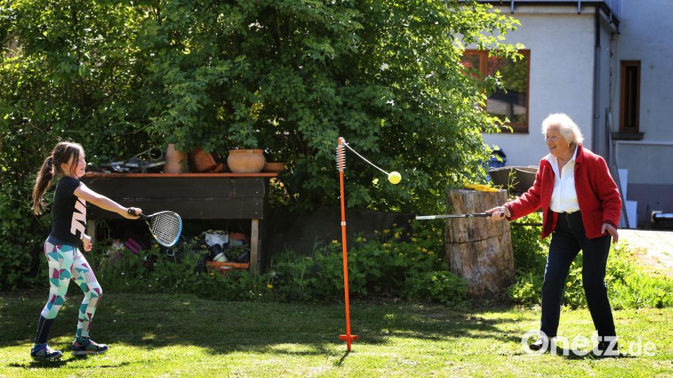 Das ist ein Miteinander, das nicht unterschätzt werden darf. "Großeltern sind wertvoll", sagt Regina Träger, Leiterin der Beratungsstelle für Kinder, Jugendliche und Eltern Weiden-Neustadt. Symbolbild: Andreas Arnold/dpa