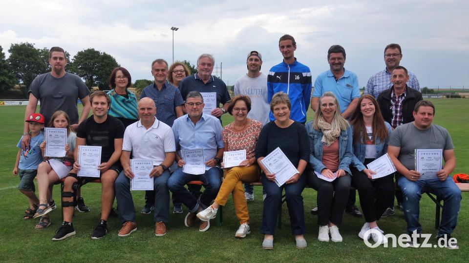 Ehrungen für 25-jährige Mitgliedschaf (stehend, von links): Sebastian Hauptmann, Angela und Wolfgang Dotzler, Birgit und Erich Henle, Daniel Schmidt, Stefan Kammerl, Peter Domanits, zweiter Vorsitzender Christian Scharl und Wolfgang Neumann sowie (vorne, von links) Matthias Dotzler, Michael Erras, Stefan und Margit Heindl, Hildegund Domanits, Andrea und Anna Straßburger und Martin Edenharter. Bild: tra