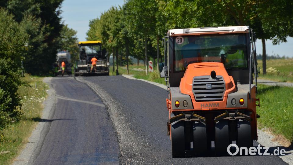 Die Straße "Am Bahndamm" ist ein wichtiger Zubringer im Westen. Jetzt wurde der Straßenzug verbreitert und wird neu asphaltiert. Bild: dob