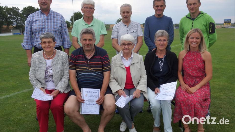 Ehrung für 40-jährige Mitgliedschaft (hinten, von links): Christian Scharl, Andreas Hönig, Josef Schuhmann, Manfred Theis, Stefan Rothut sowie (vorne, von links): Maria Müller, Richard für Engelbert Staufer, Anna Götz, Christine Geck und Dritte Vorsitzende Linda Trager. Bild: tra