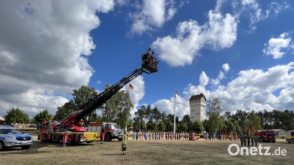 Im Korb der Feuerwehr-Drehleiter, dem „Cherrypicker“ gab Oberst Danbeck dem Neuen einen ersten Überblick über seinen künftigen Wirkungsbereich. Bild: mor