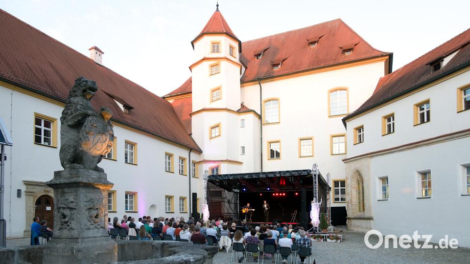 Mit Wohlgefallen betrachtet der bayerische Löwe das heitere Treiben im Schlosshof. Bild: gac