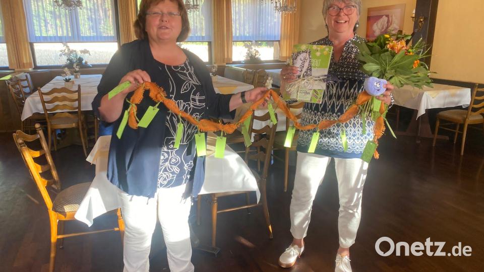 Graßler dankt Holl: Stellvertretende Vorsitzende Elisabeth Graßler dankt Ulrike Holl (rechts) für ihr Engagement als 1. Vorsitzende. Bild: Armin Aichinger/exb