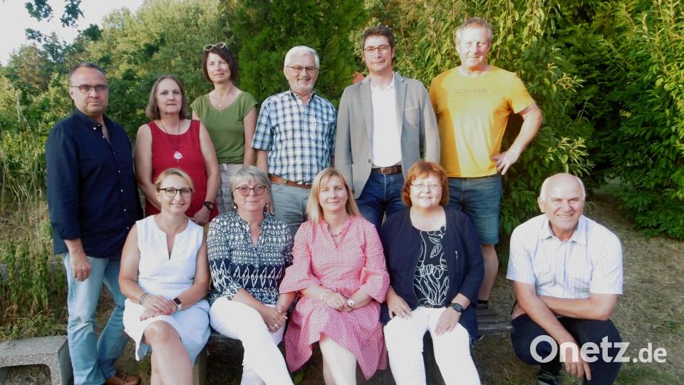 Der neu gewählte Vorstand des BLLV-Kreisverbandes Neustadt/WN mit Vorsitzender Angelika Luber (vorne, Dritte von links). Bild: Armin Aichinger/exb