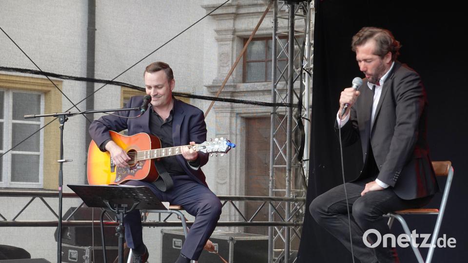 Bei Bob Dylans &quot;Blowing in the Wind&quot; mit imaginärer fester Zahnspange muss sogar Martin Schmid (links) seine ansonsten steinerne Miene verziehen. Bild: gac