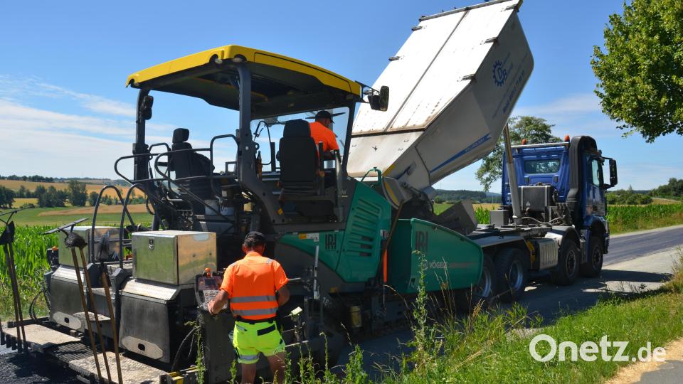 Die Asphaltierer der Firma Huber/Rappl leisten in diesen warmen Sommertagen Schwerstarbeit. Bild: dob