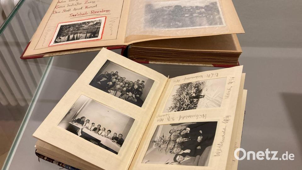 In der neuen Sonderausstellung des Literaturhauses Oberpfalz sind auch Walter Höllerers erstes Gedicht und Fotos aus dem Familienleben zu sehen. Bild: aks