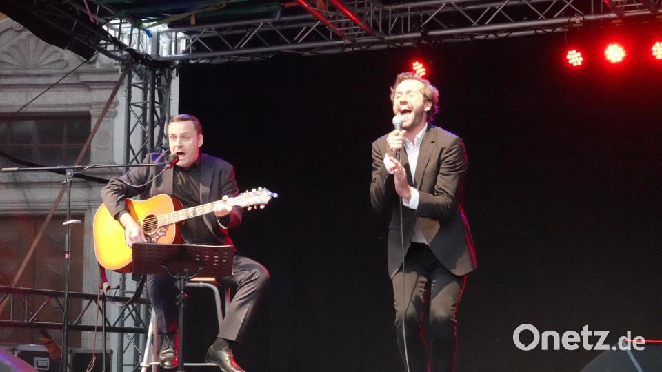 Mit grandiosen Parodien, hier von Queens &quot;Bohemian Rhapsody&quot;, und unglaublichen Geschichten wie der vom kalten Entzug nach der Wurstsucht (nicht einmal ein vitaminreicher Schweizer Wurstsalat war erlaubt) strapazieren Leonhardsberger (rechts) und Schmid die Zwerchfelle der Zuschauer. Bild: gac