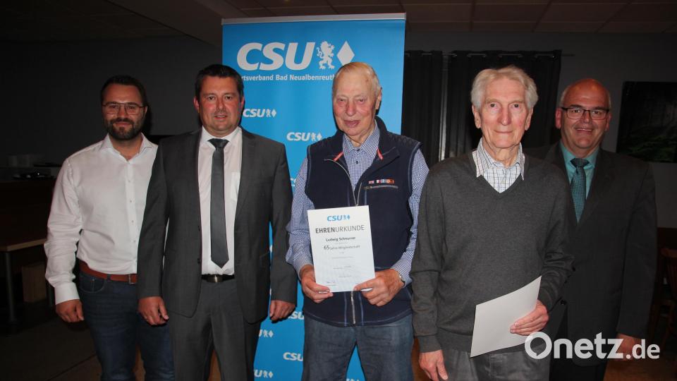Langjährige Mitglieder ehrte die CSU Bad Neualbenreuth bei ihrer Jahresversammlung. Von links stellvertretender CSU-Kreisvorsitzender Matthias Grundler, CSU-Ortsvorsitzender Christian Hebert, Ludwig Schnurrer, Oswald Jäger und Bürgermeister Klaus Meyer. Bild: kro