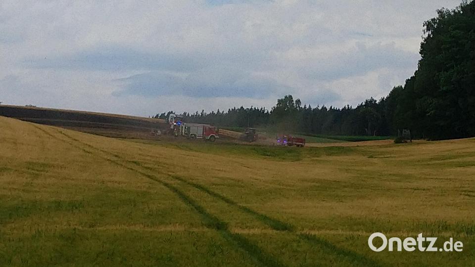Gut 60 Einsatzkräfte bekämpften die Flammen, zudem Landwirte mit Güllefässern. Bild: Sabine Windisch/exb