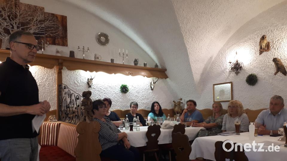 Beim Familienstammtisch im Hotel-Gasthof der Familie Pirkl informierte Bürgermeister Bernd Sommer (links) im Schnelldurchlauf über die Anstrengungen der Stadt Waldsassen für Kinder und Familien. Bild: pz