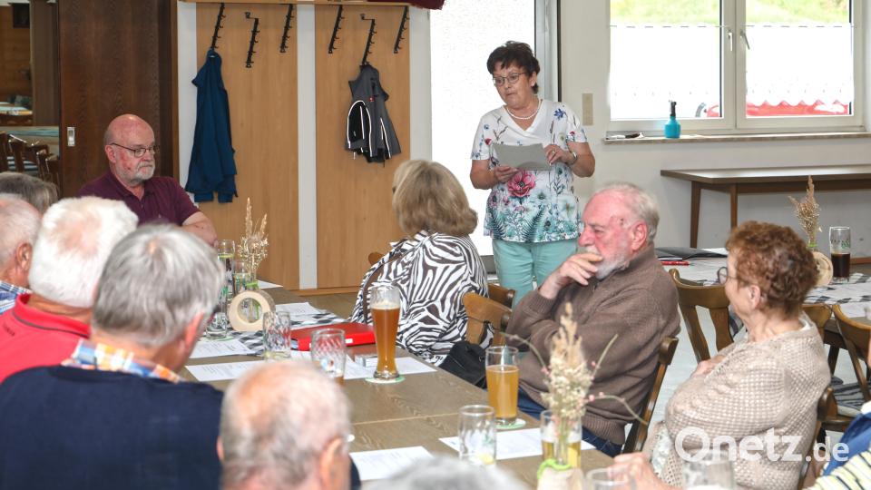 20 Mitglieder kamen zur VdK-Mitgliederversammlung in die Gaststätte Helgert. Auf dem Bild (stehend) Zweite Vorsitzende Brigitte Scharf und Ehrenvorsitzender Franz Bäumler (Zweiter von rechts, mit dem weißen Bart). Bild: njn