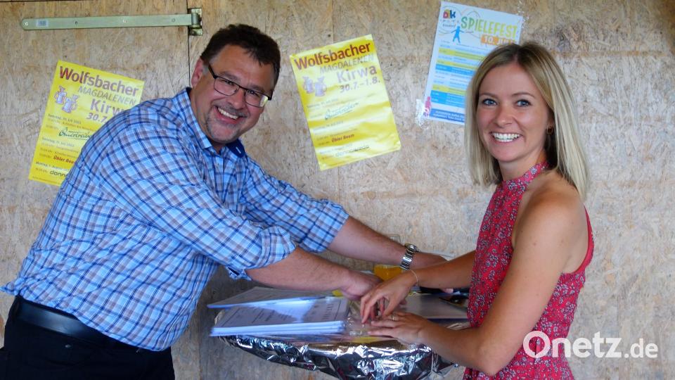 Für ihr besonderes Engagements wurde Dritte Vorsitzende Linda Trager vom BFV zweimal geehrt, wozu Zweiter Vorsitzender Christian Scharl gratuliert. Bild: tra