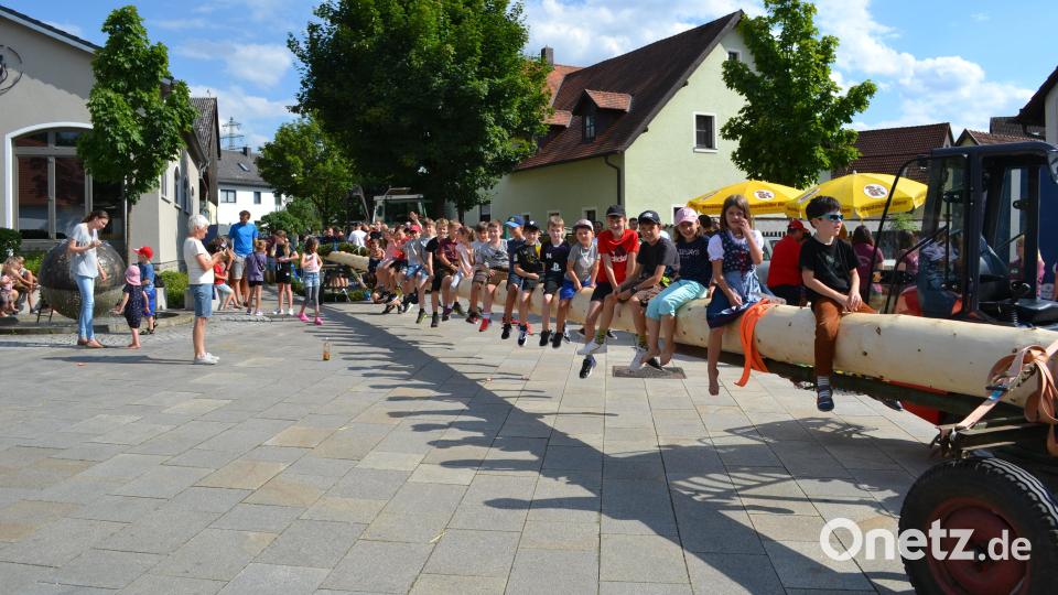 Am Freitagnachmittag wird der Kirwabaum auf den Festplatz gebracht. Ein Spektakel, das viele beobachten. Bild: kki