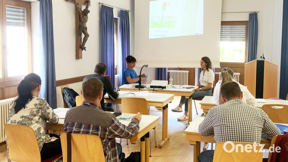 Die beiden Lehrerinnen Regina Reichl und Liane Braun erklärten sich bereit, in einem der ersten Deutschkurse die Ukraineflüchtlinge zu unterrichten und ihnen so den Weg in den Alltag zu ebnen. Bild: Elisabeth Triller/Stadt Amberg/exb